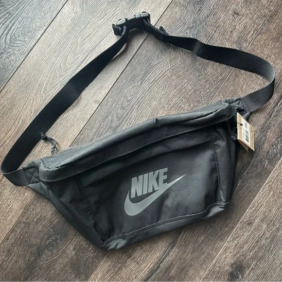 Nike Black Belt Bag Sleek Durable Design - Picture 4 of 4